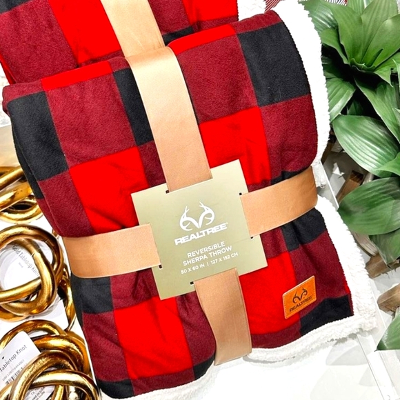 RealTree Black And Red Plaid Reversible Sherpa Throw - Picture 1 of 5